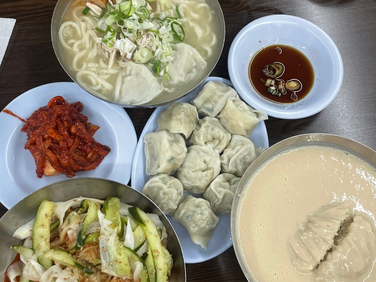 콩국수와 만두가 놓인 노포 점심상
