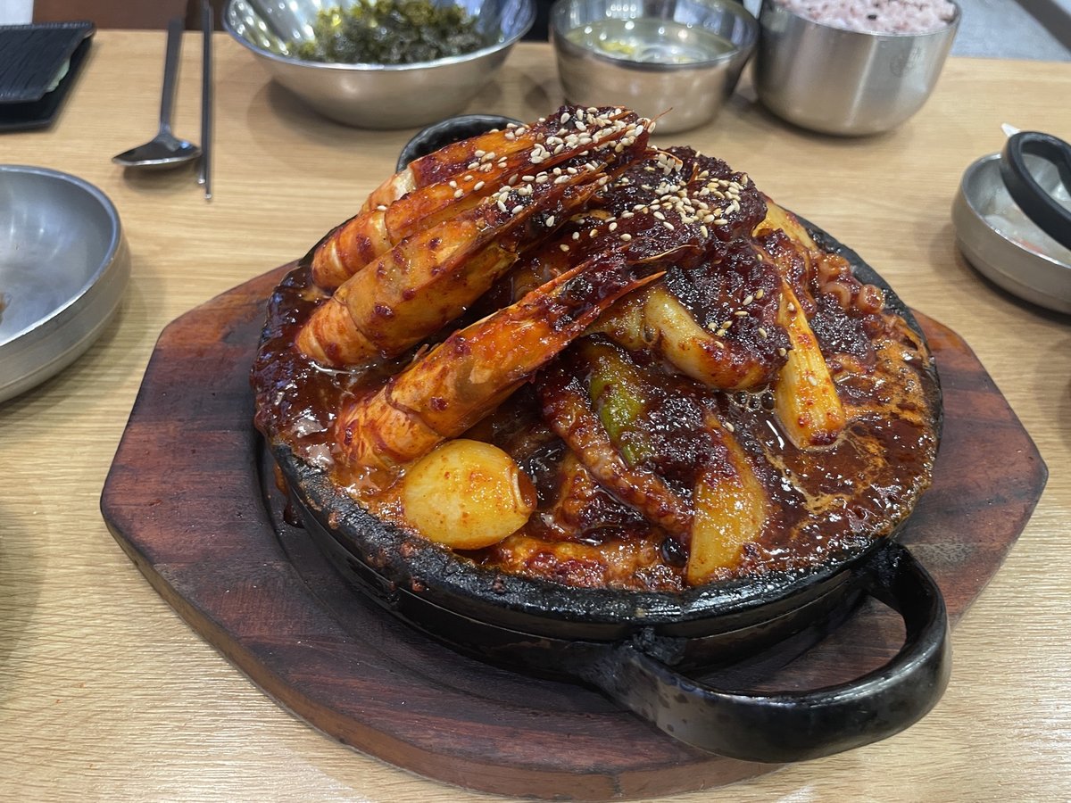 돌판에 담겨 나온 낙지볶음 한 상