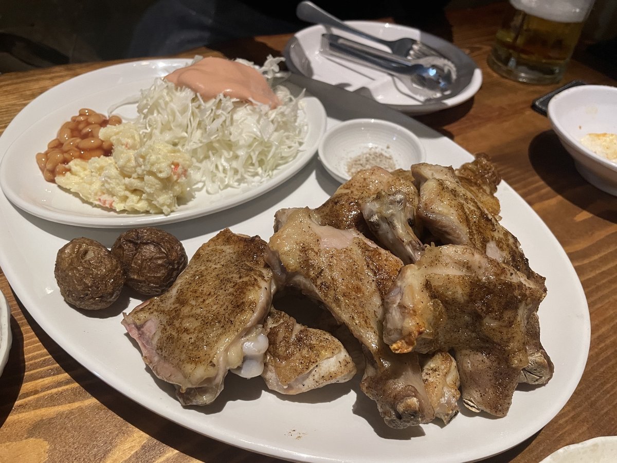 숯불 바베큐 한 판과 곁들이 접시