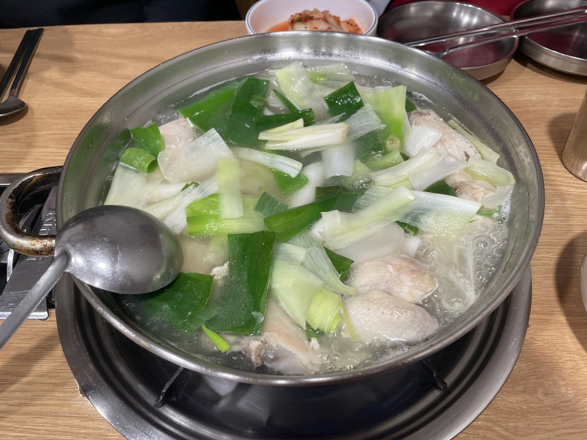 닭과 대파, 감자가 담긴 채 끓고 있는 닭한마리 냄비