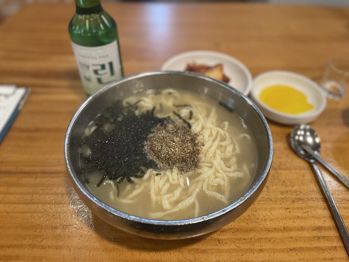 들깨가루를 얹은 칼국수 한 그릇과 소주 한 병
