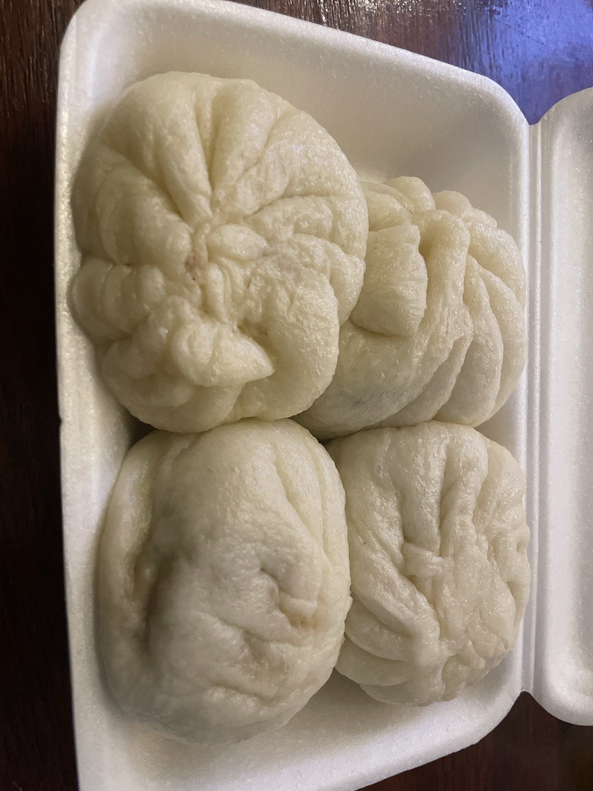 포장 용기에 담긴 왕만두 세 알