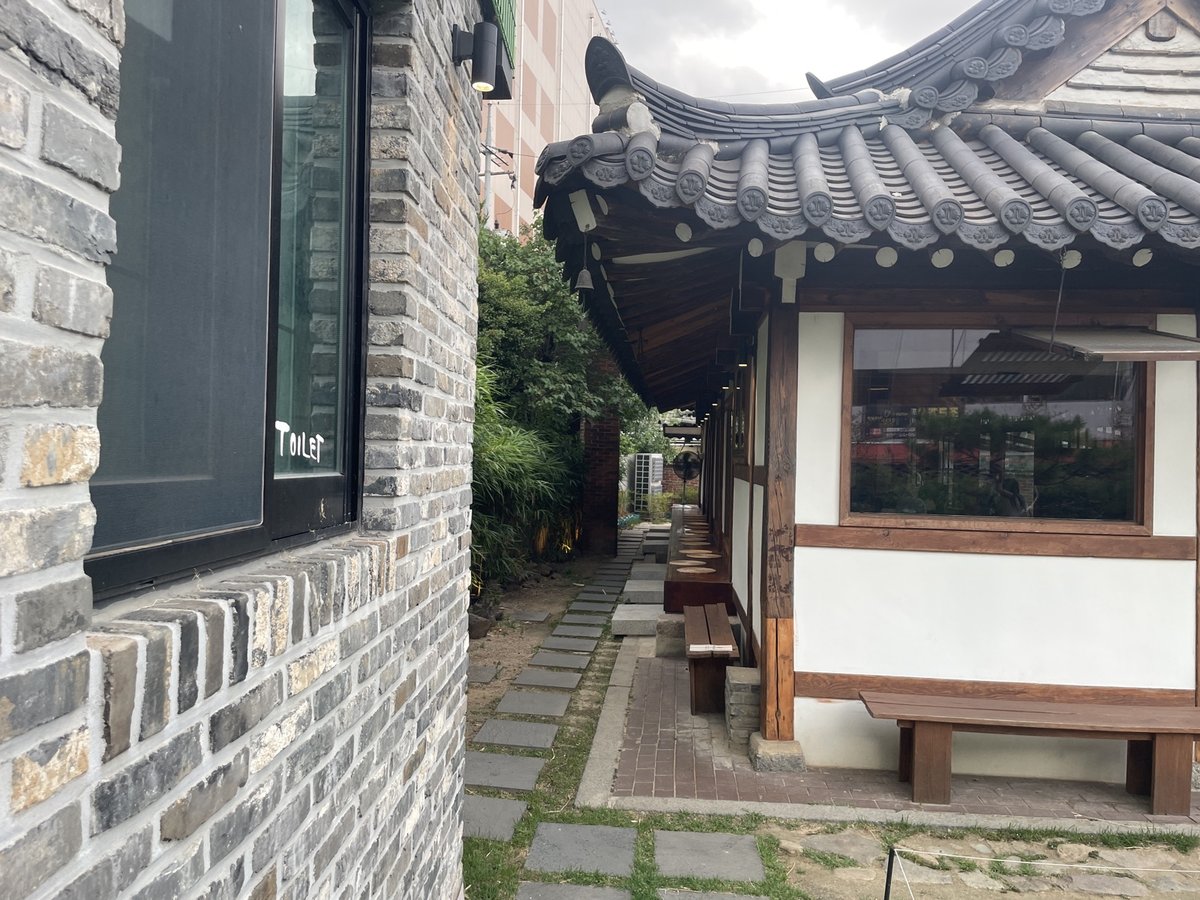 벽돌 담과 한옥 사이의 좁은 골목길