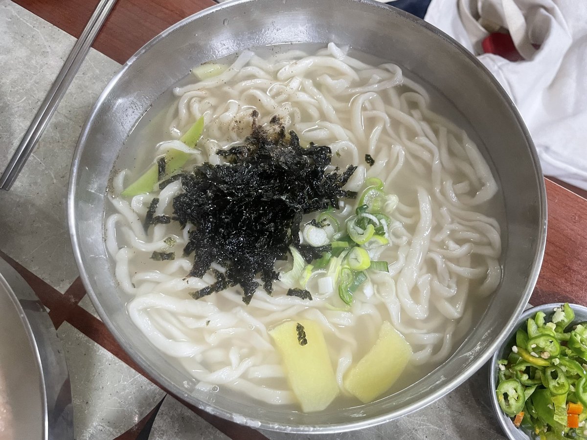 김가루와 애호박을 얹은 칼국수 한 그릇