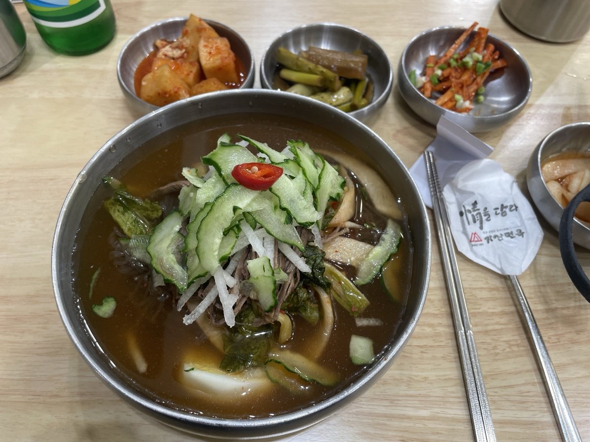 고명이 올라간 냉면 한 그릇과 젓가락