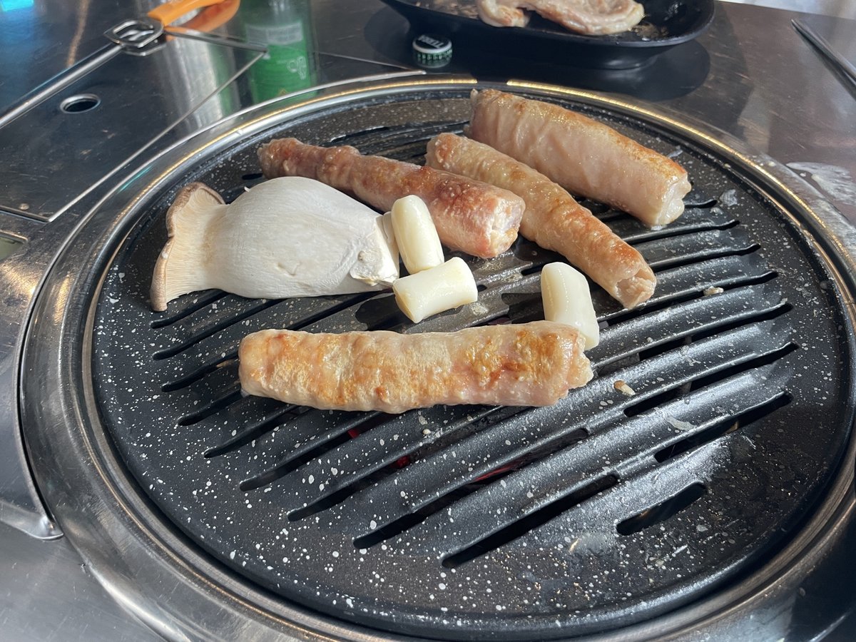 불판 위에서 익어가는 막창과 마늘