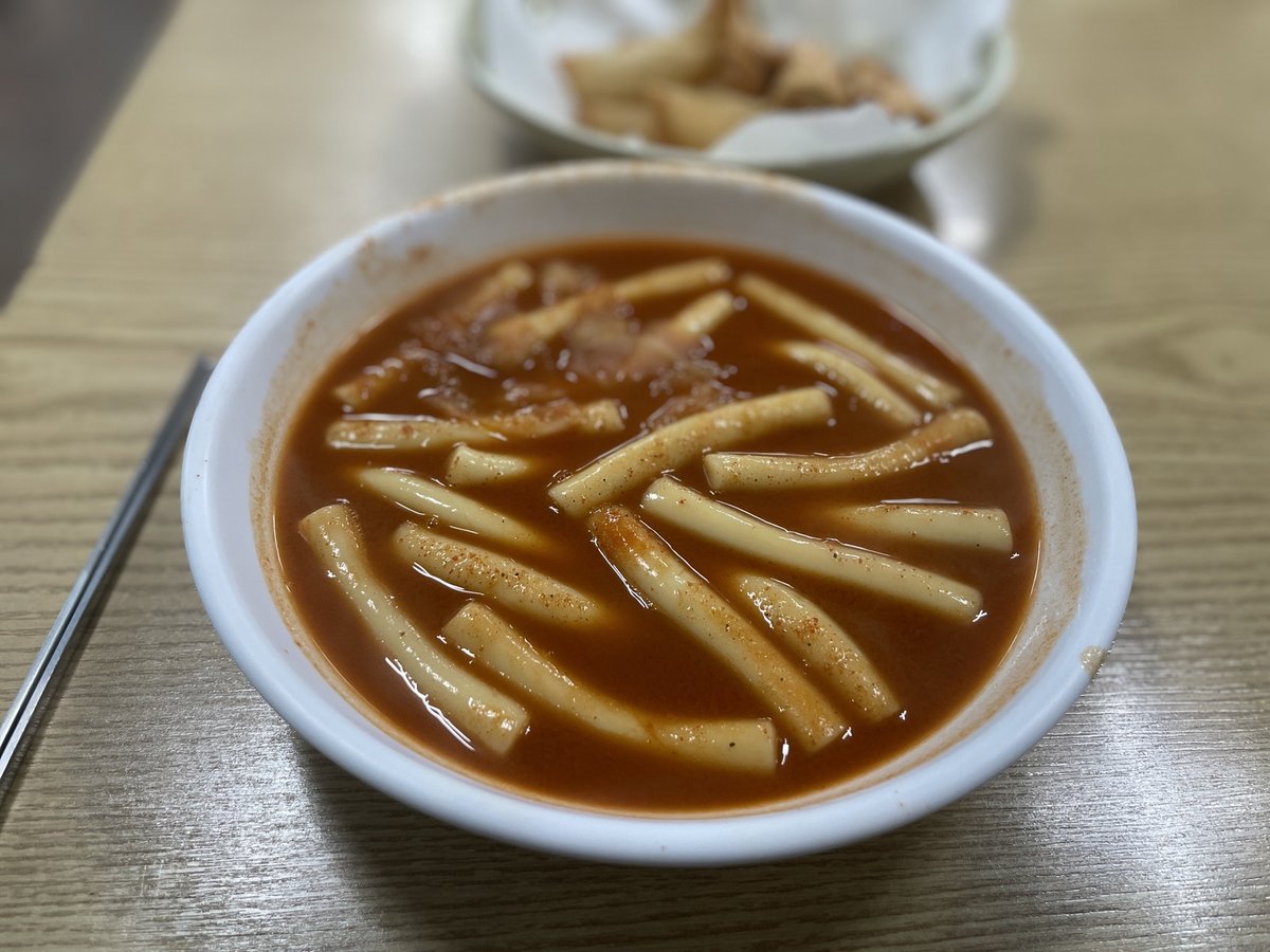 붉은 국물에 잠긴 떡볶이 한 접시